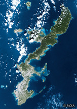 だいちから見た日本の都市 沖縄本島と島々：衛星画像